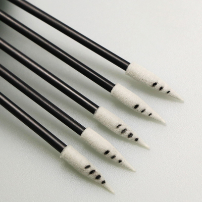 開いた細胞の半導体の使用スポンジによってひっくり返される綿棒