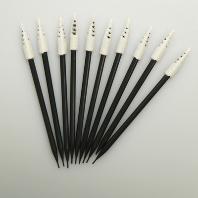 開いた細胞の半導体の使用スポンジによってひっくり返される綿棒